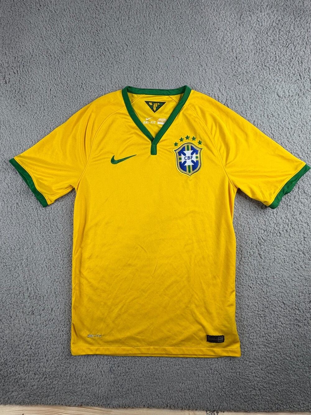 Nike 2014 Brazil Football Jersey Men's Size Small Yellow Short Sleeves V-Neck